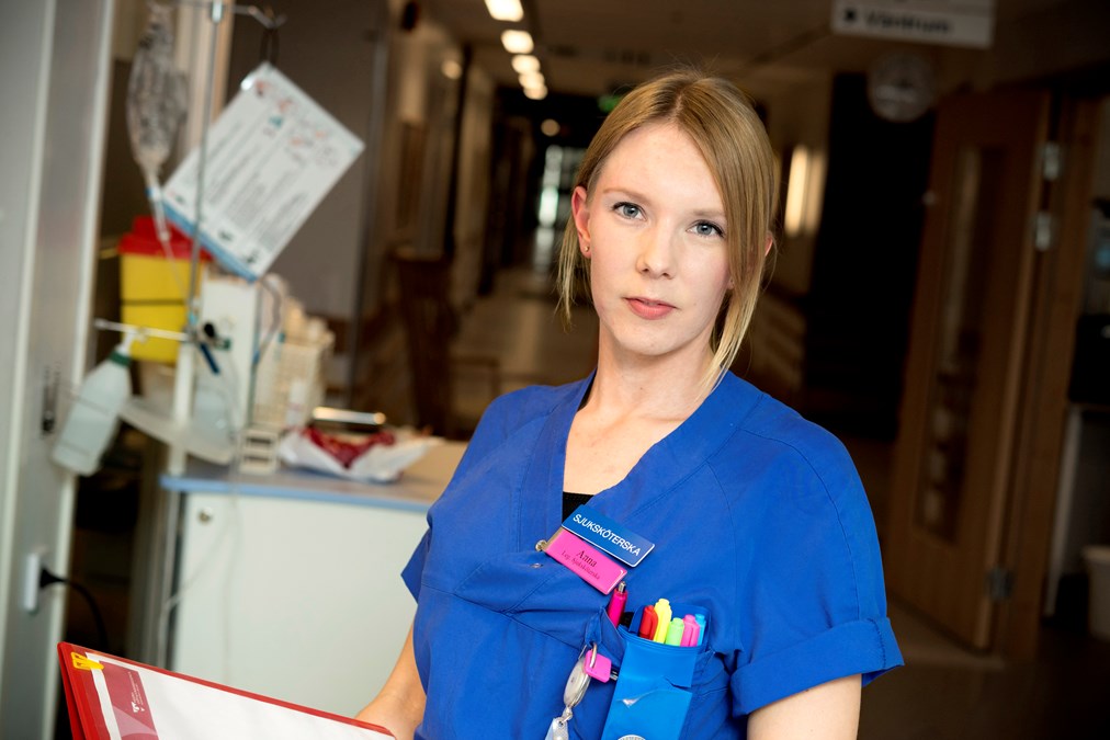 Sjuksköterska i korridor