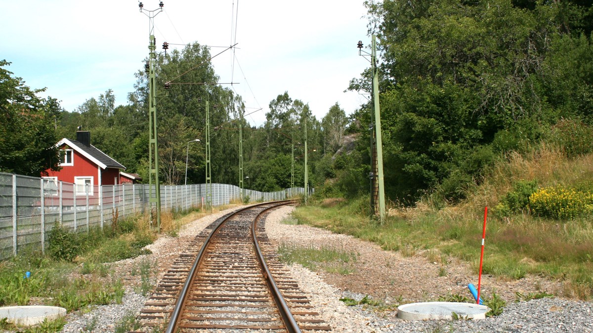 Ett järnvägsspår leder bort i fjärran.