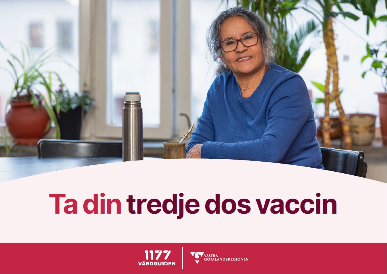 En bild av vykortet som skickades ut. Texten "ta din tredje dos vaccin" visas på mitten. I bakgrunden finns ett foto av en person som sitter vid ett bord. Logotyper för 1177-vårdguiden och Västra Götalandsregionen syns längst ner i bild.