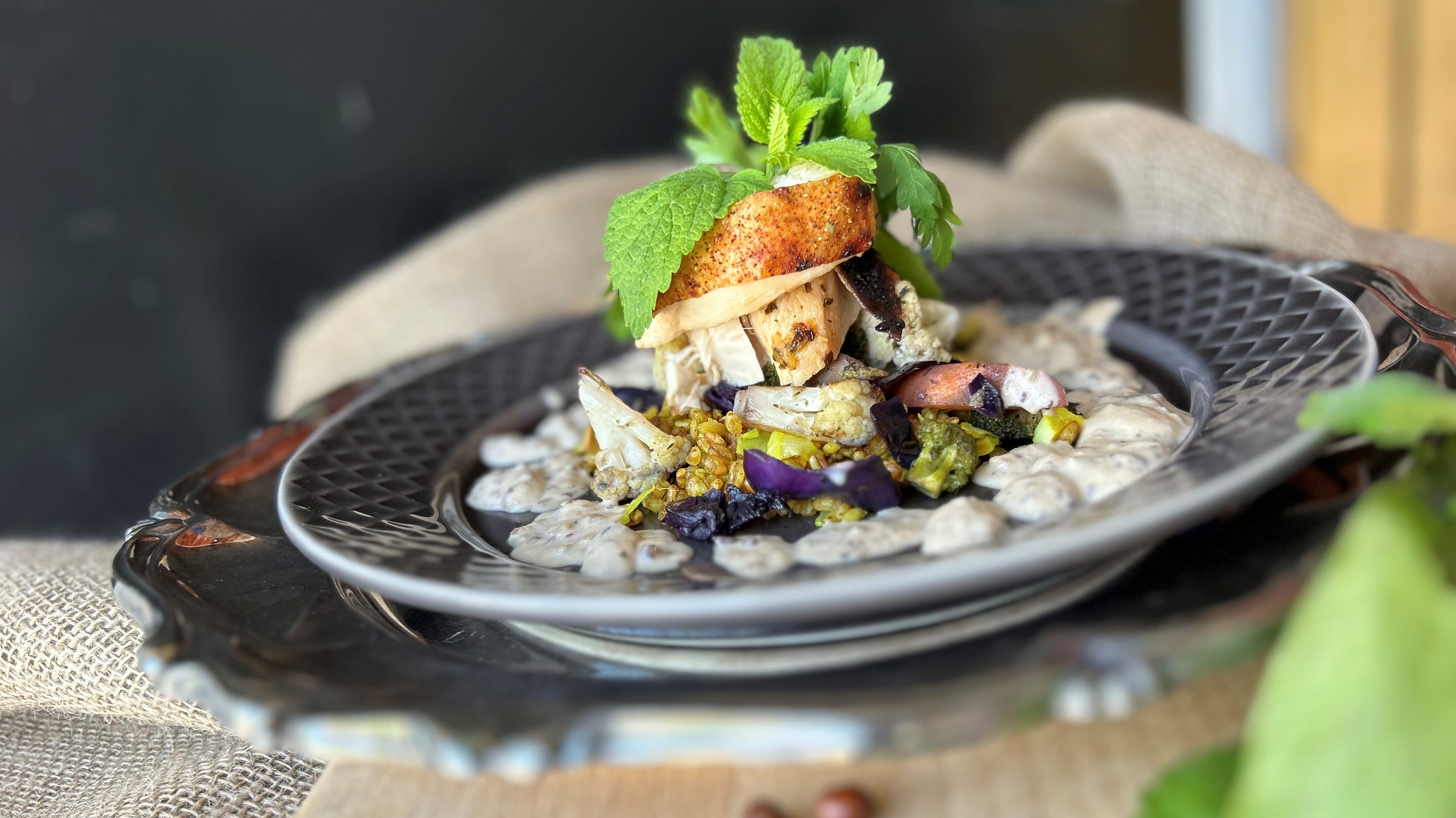 ”Jordnötsås”på gråärt serverad med kyckling och rostade grönsaker