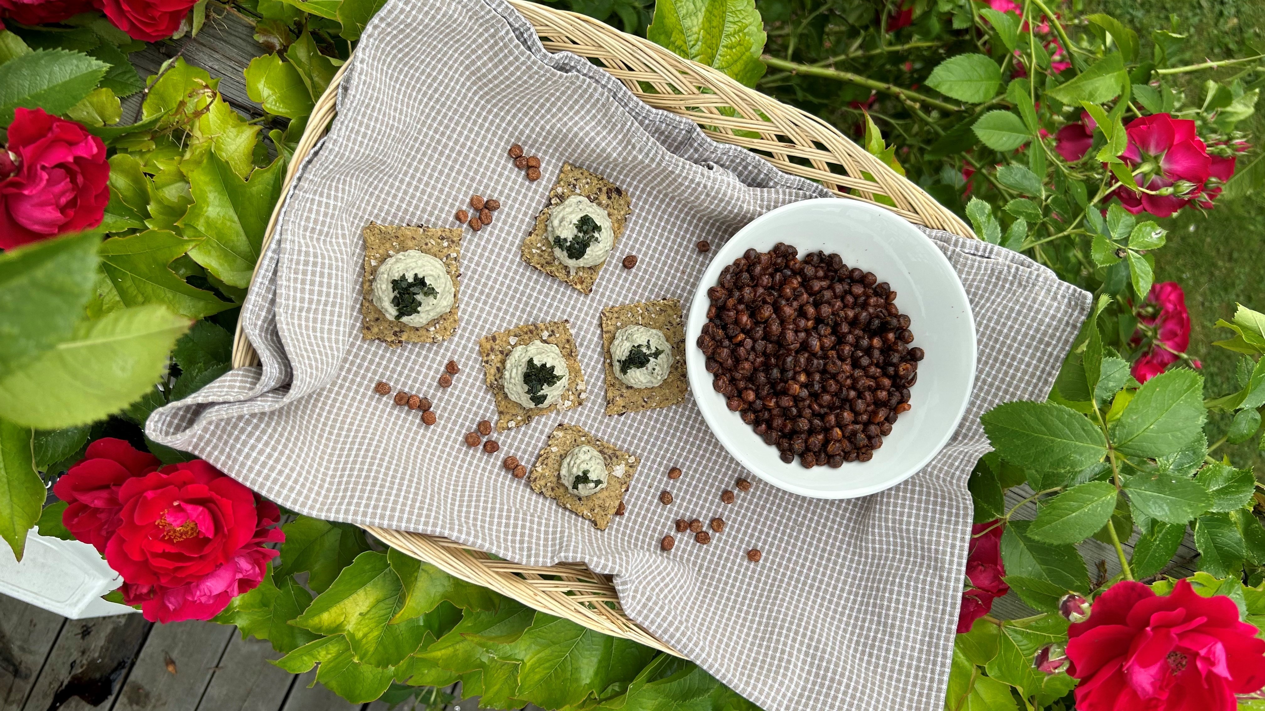 Mingelmat - knäcke, hummus och rostade kikärtor