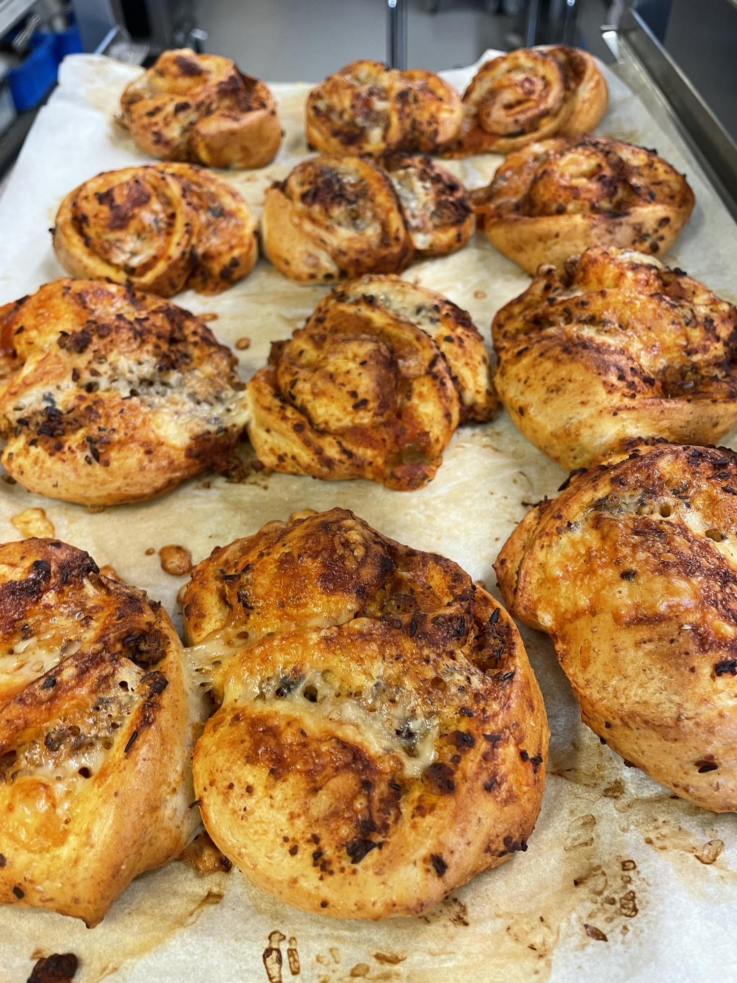 Pizzabullar med gråärt på en ugnsplåt