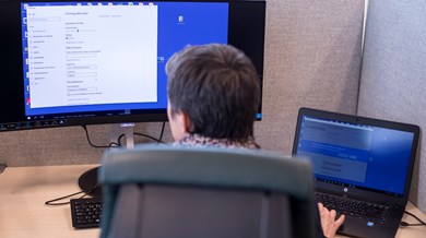 En person använder en dator