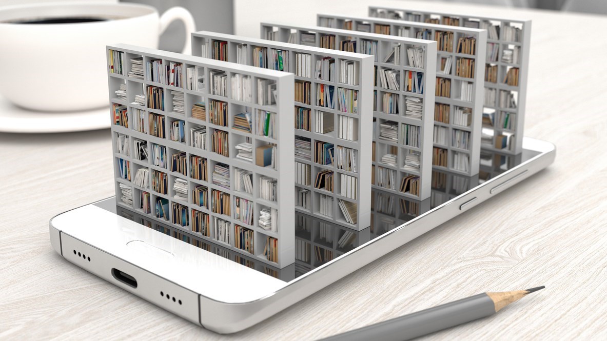 Konceptbild på ett helt bibliotek med hyllor som ryms på en smartphone