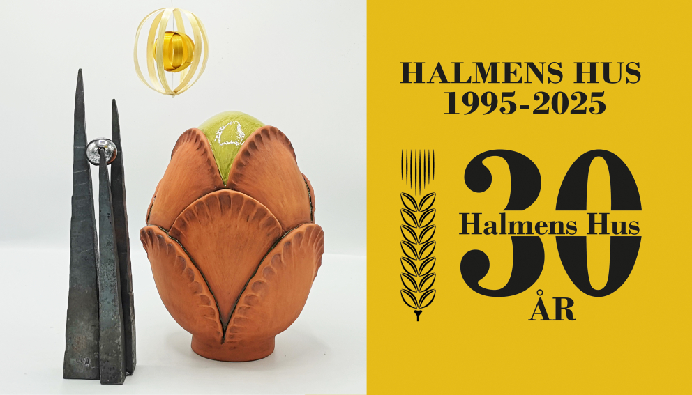 Tre slöjdade föremål i järn, lera och halm intill ordbild halmens hus 30 år