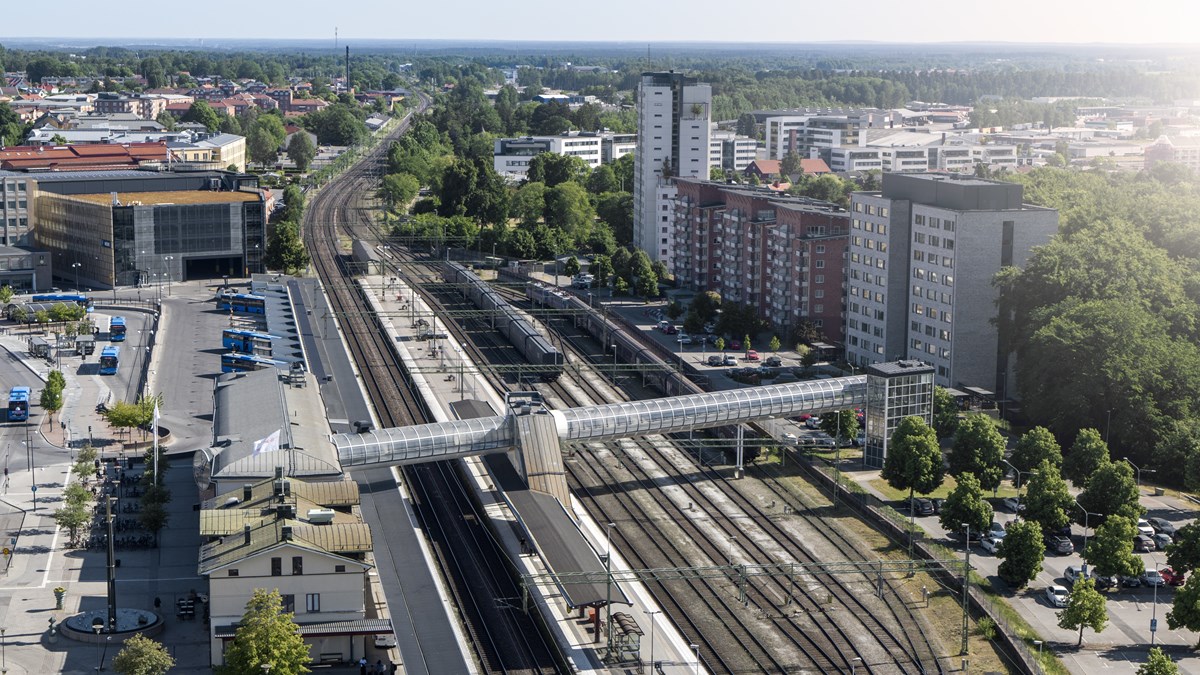 Flygbild över Skövde med järnvägen och en järnvägsbro i mittpunkten
