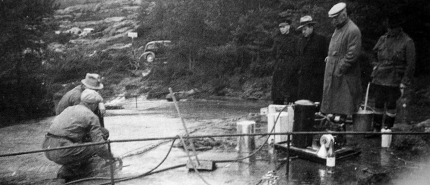 Påsprutning av gummimassa för avgjutning av Litslebyhällen.