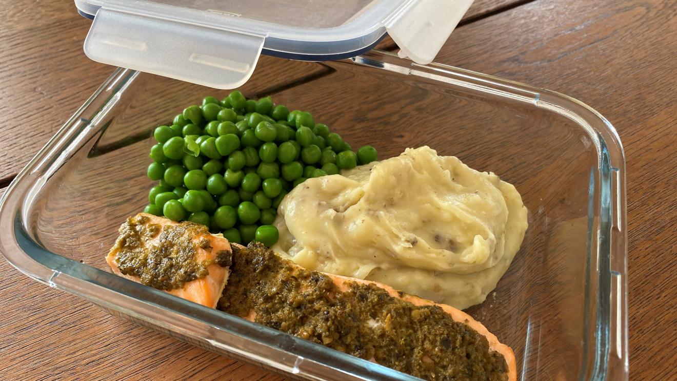 Lax med pestotäcke, potatismos och ärtor i en matlåda