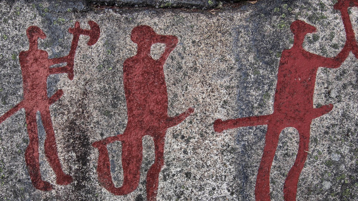 Hällristning från Fossum i Tanums världsarv som föreställer tre krigare (utan svans).