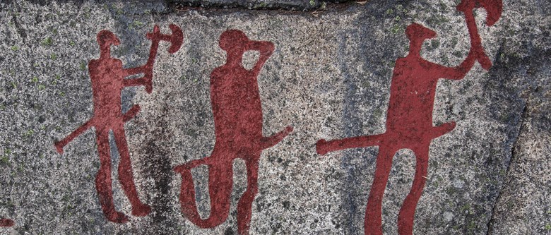 Hällristning från Fossum i Tanums världsarv som föreställer tre krigare (utan svans).