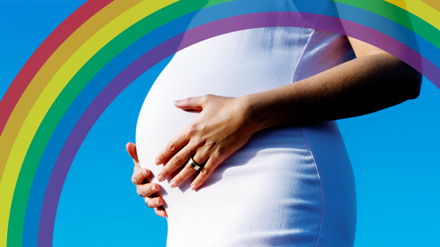 Bild på regnbåge och en gravid mage