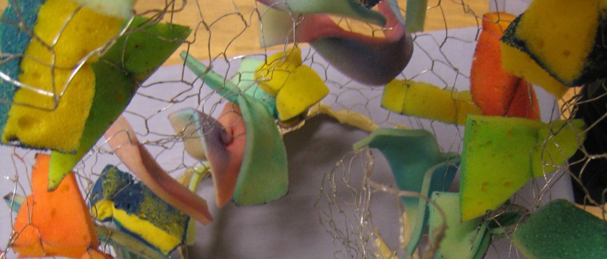 Hönsnät med olika material i olika färger fastsatta