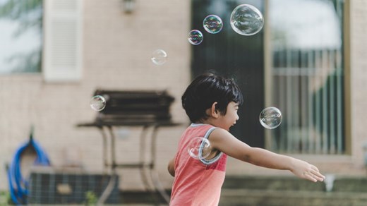 barn som springer med såpbubblor
