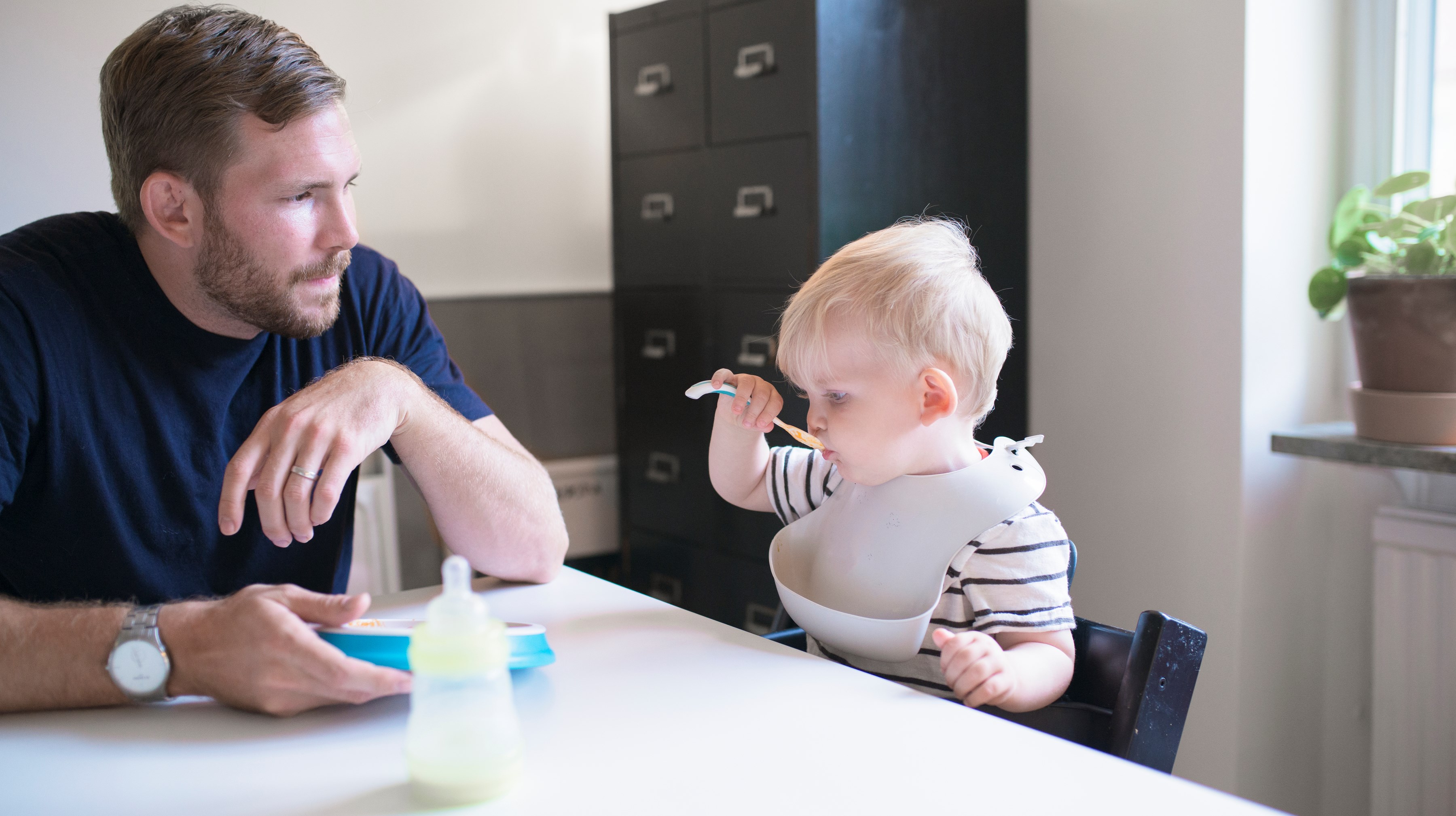 Pappa och bebis vid matbord