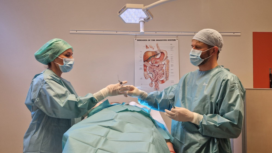 Två personer opererar.