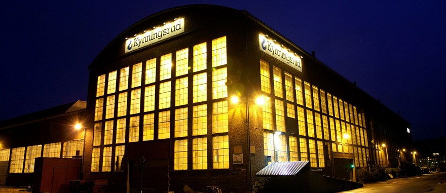 Svetshallen i Uddevalla med ljus inifrån.