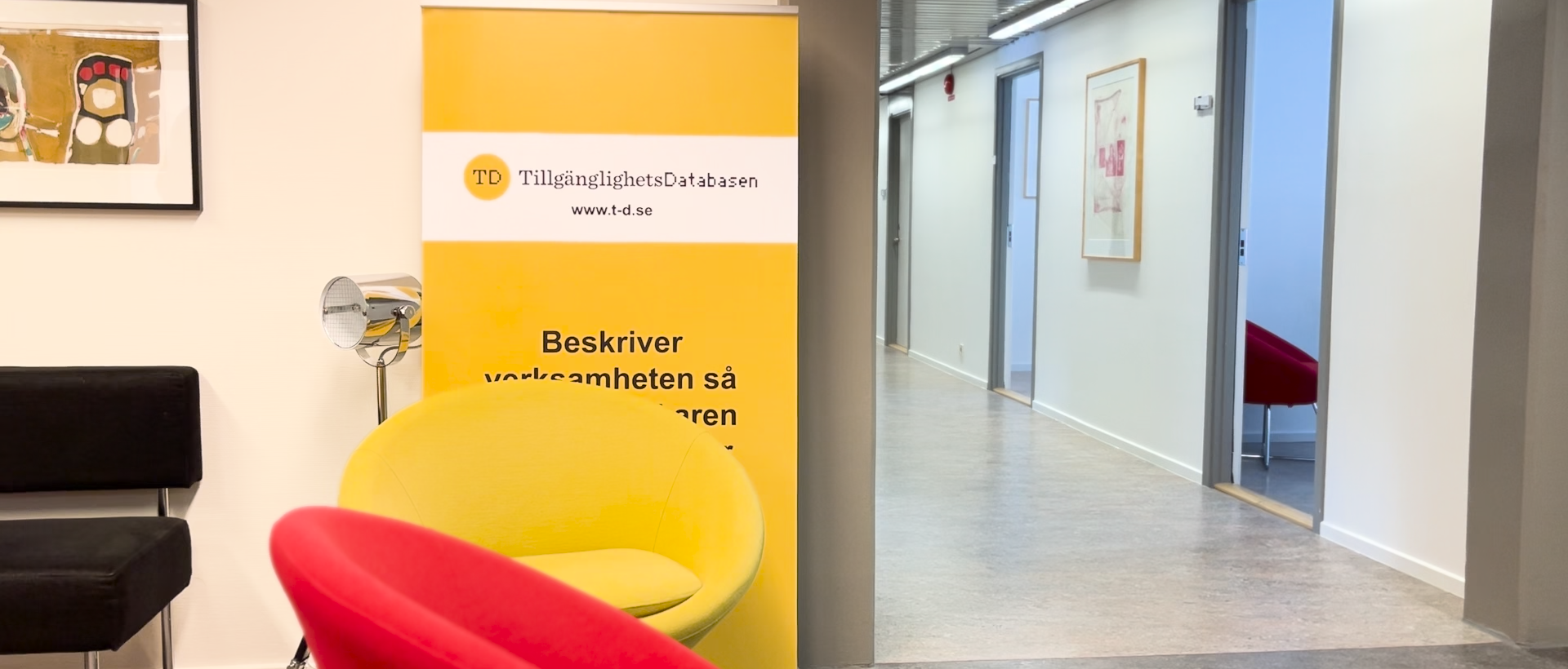 En gul skylt för tillgänglighetsdatabasen