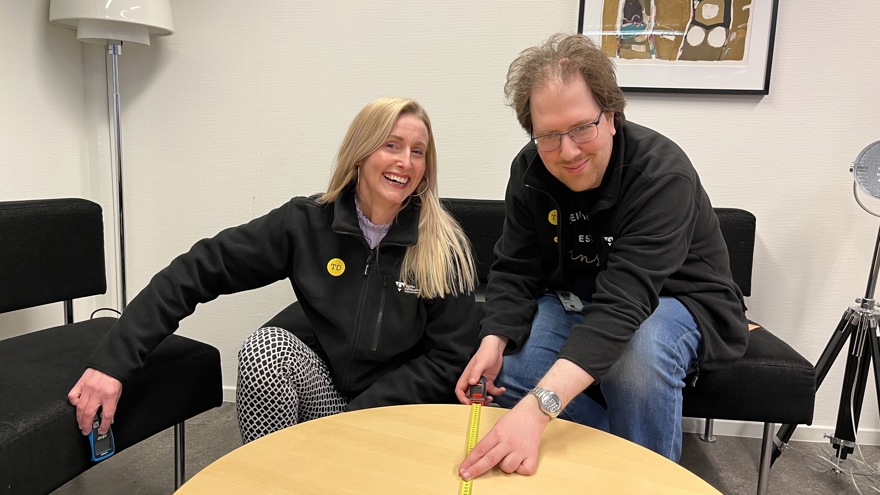 Josefine och Mattias ler och mäter olika mått