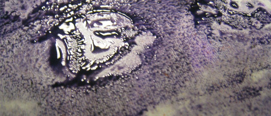 En mörkblå färgklick