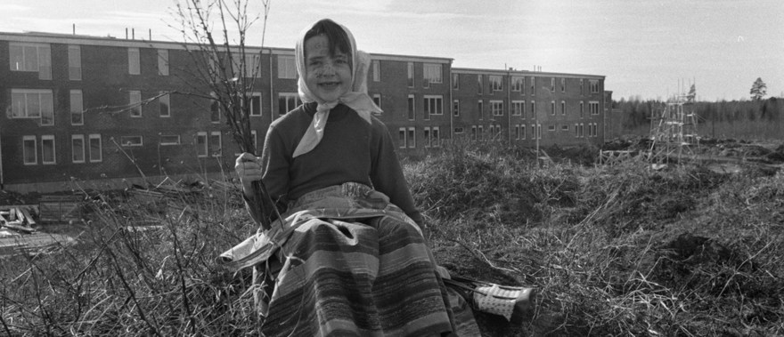 Påskkärring som håller i ett påskris.