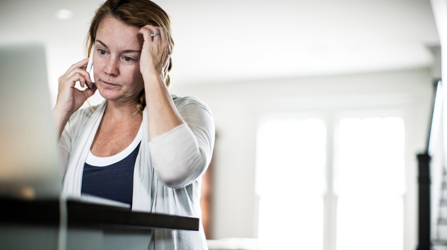 Kvinna talar i telefonen på kontoret