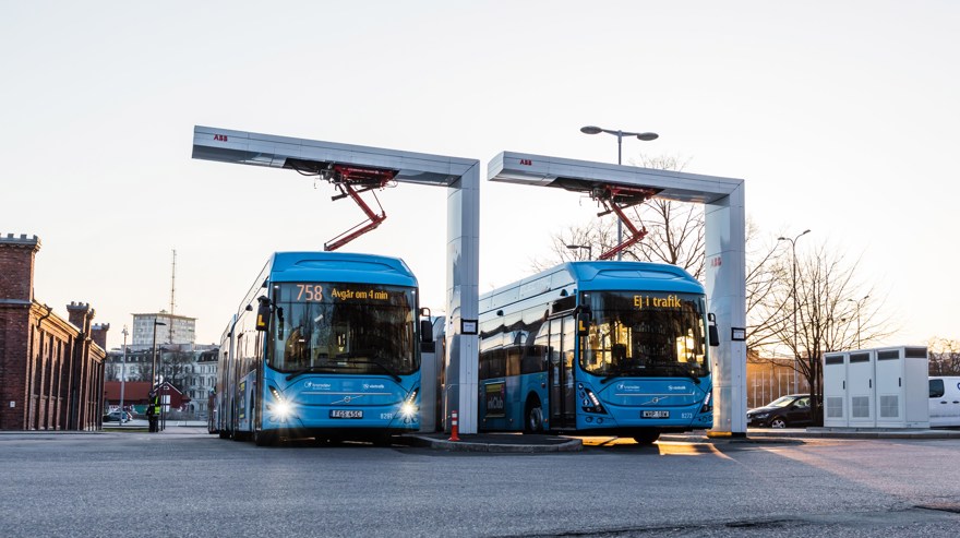 Två elbussar från Västtrafik laddas vid ändstation.