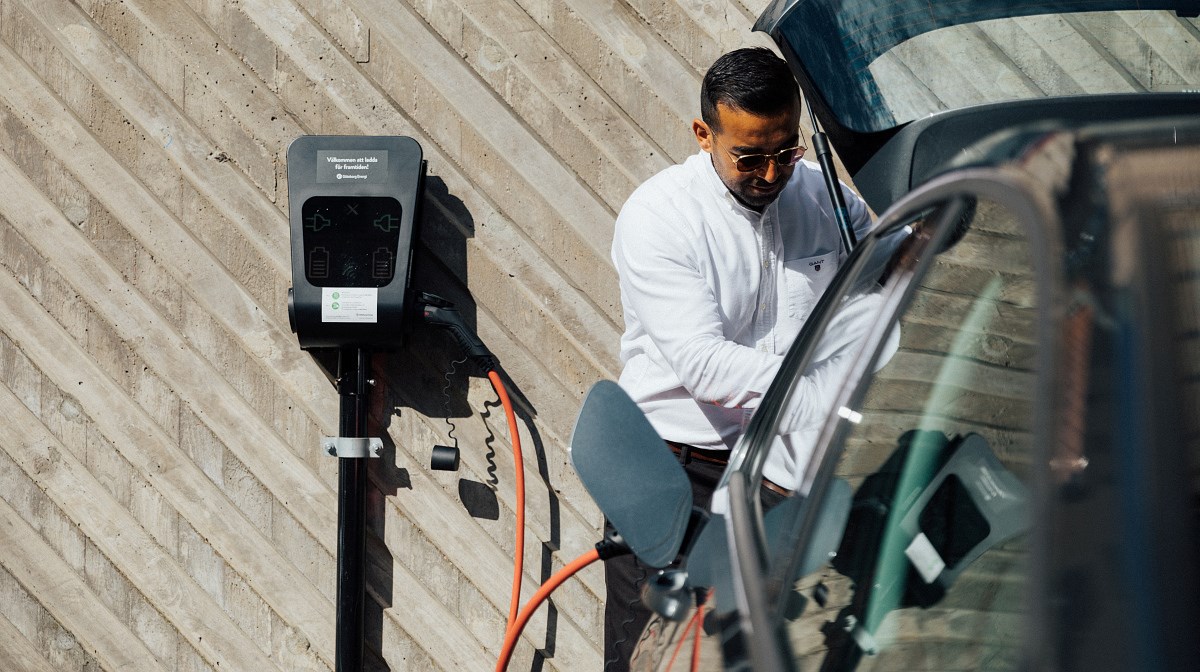 Man laddar elbil
