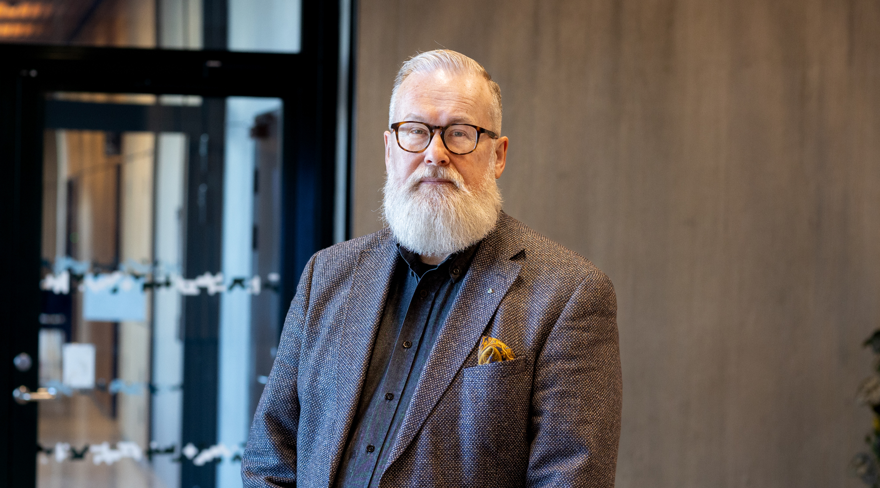 En man står i en korridor.