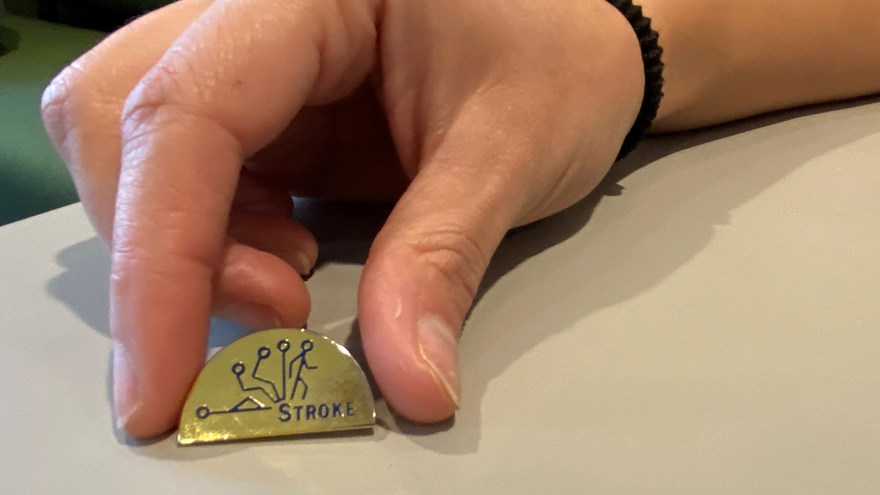 Pin som visar en streckguppe som ligger ner och därefter reser sig igen. Texten STROKE.