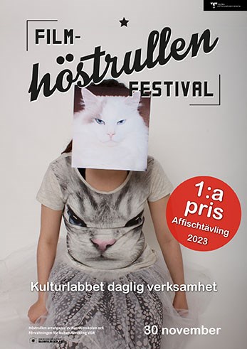 affisch höstrullen filmfestival. Person med kattmotiv på tröjan.