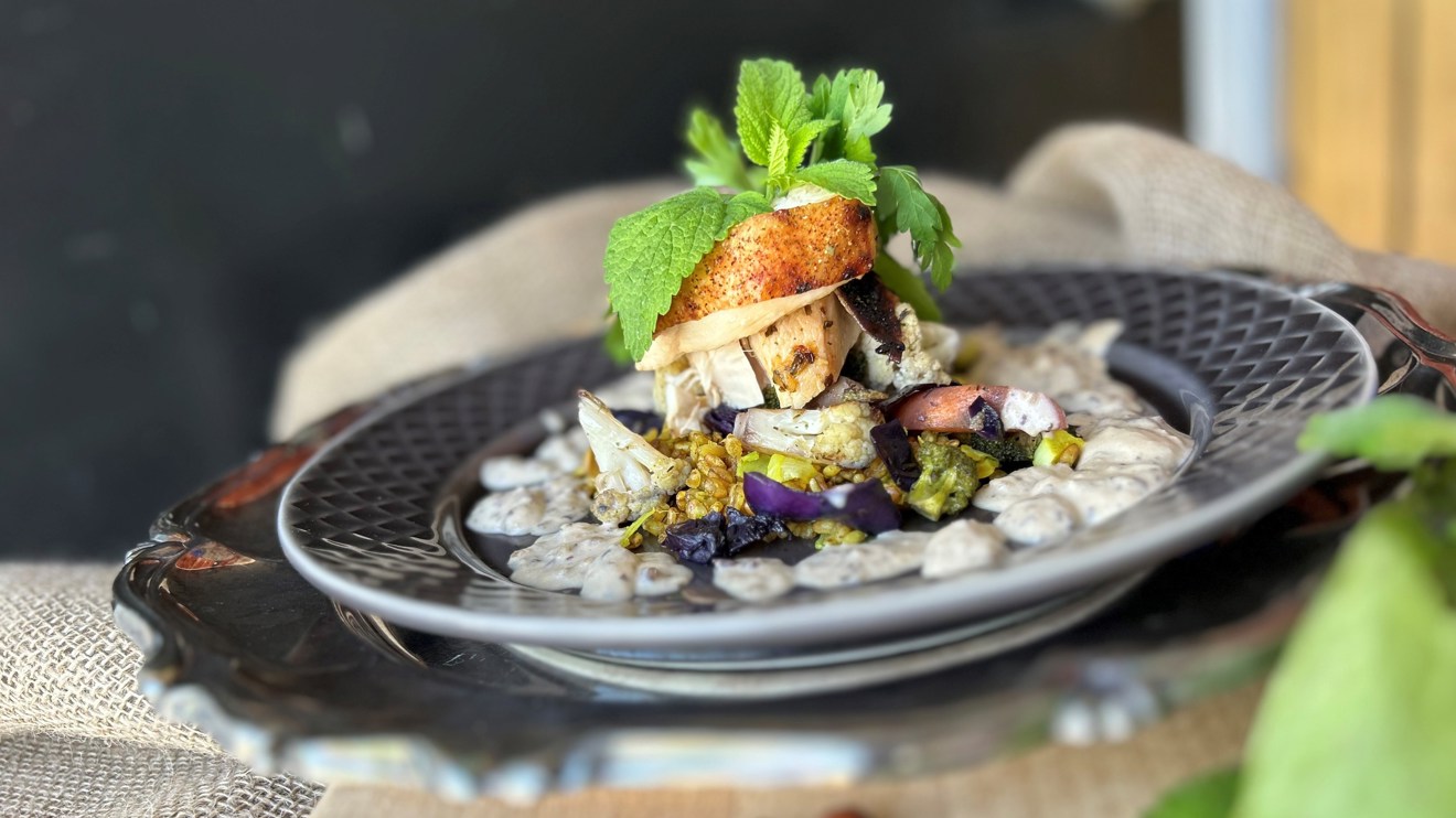 Jordnötssås på gråärta serverat med kyckling rostade grönsaker