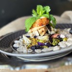 Jordnötssås på gråärta serverat med kyckling rostade grönsaker