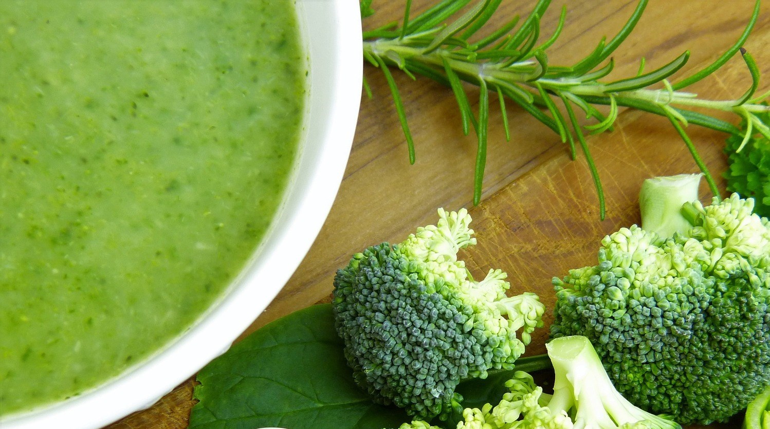 Tallrik med soppa och broccoli