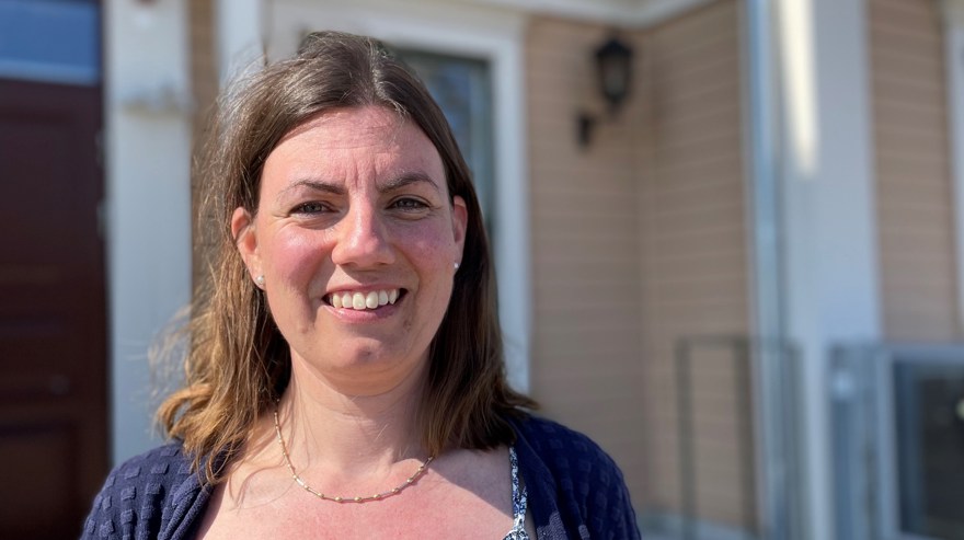 Madeleine står framför den gula villan