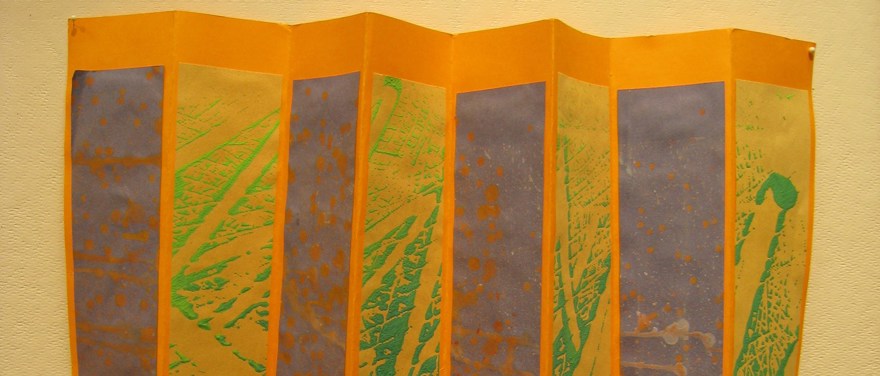 En dragspelsbild i orange, med remsor av en mök bild och en gul/grön bild