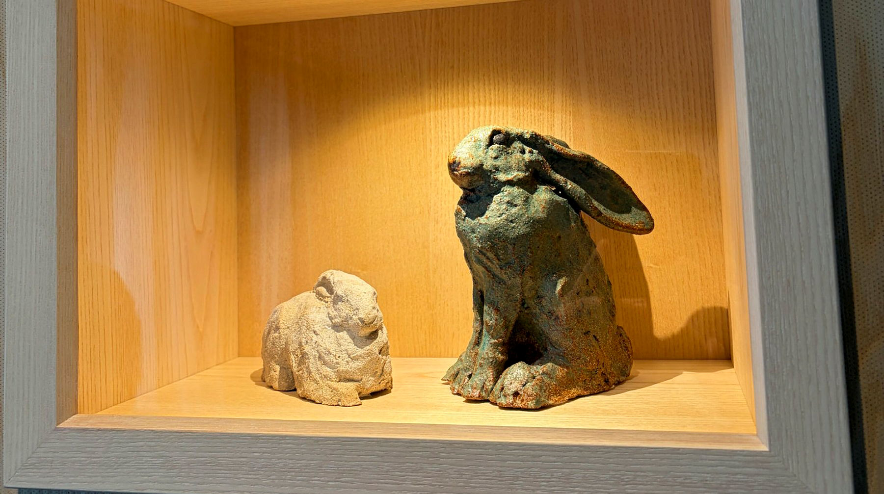 En bild som visar skulpturer i form av harar.