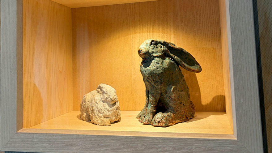 En bild som visar skulpturer i form av harar.