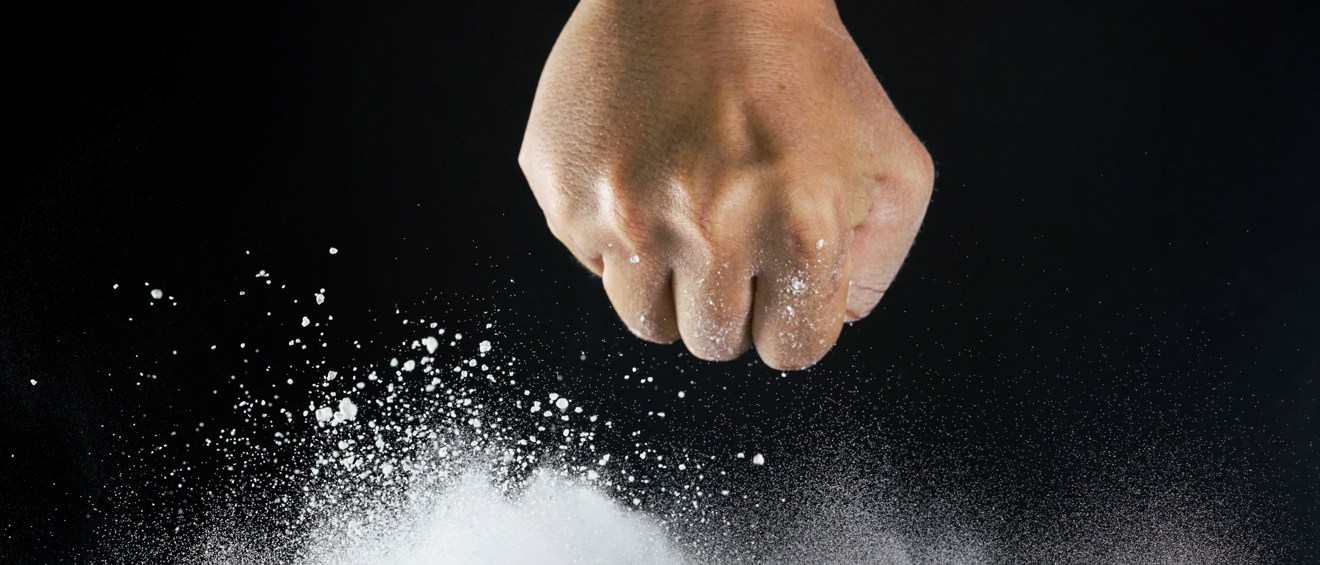 hand som greppar tag