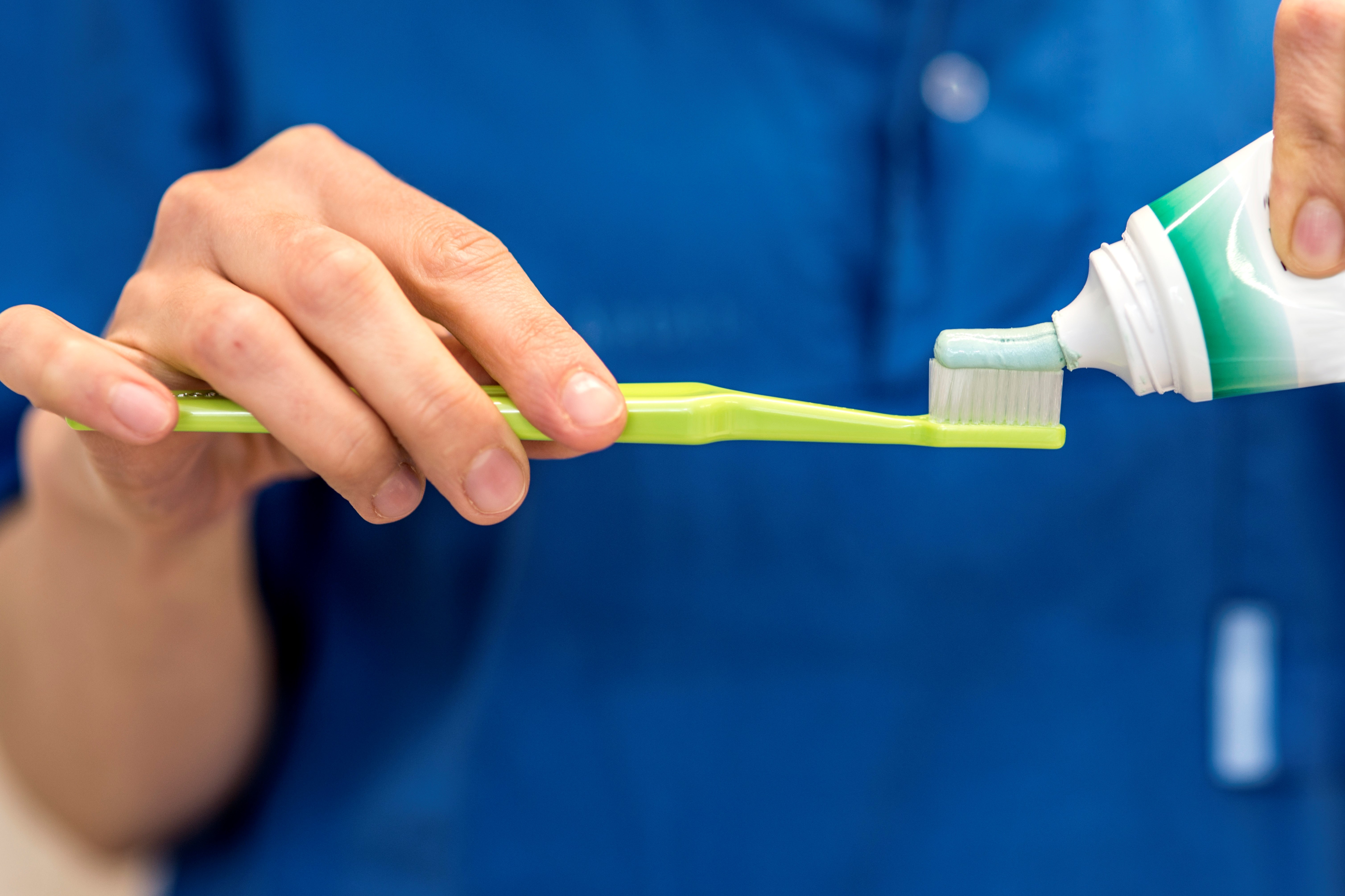 Tandvårdspersonal visar hur mycket tandkräm man ska ha på en tandborste