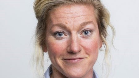 kvinna, runt 40 år, ljust hår