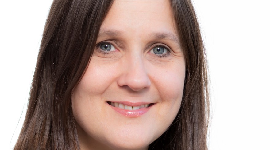 Kvinna, mörkt, rakt hår