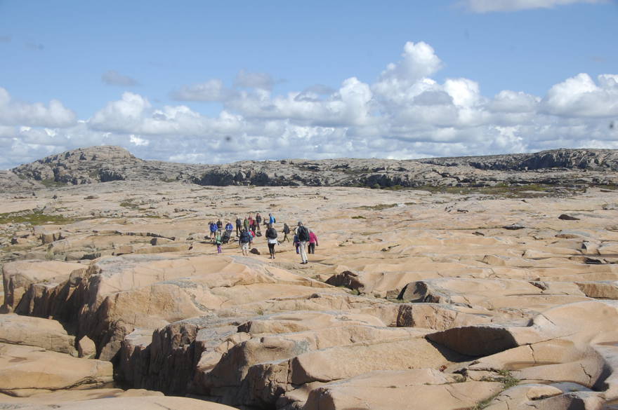 röda klippor  och en grupp vandrare