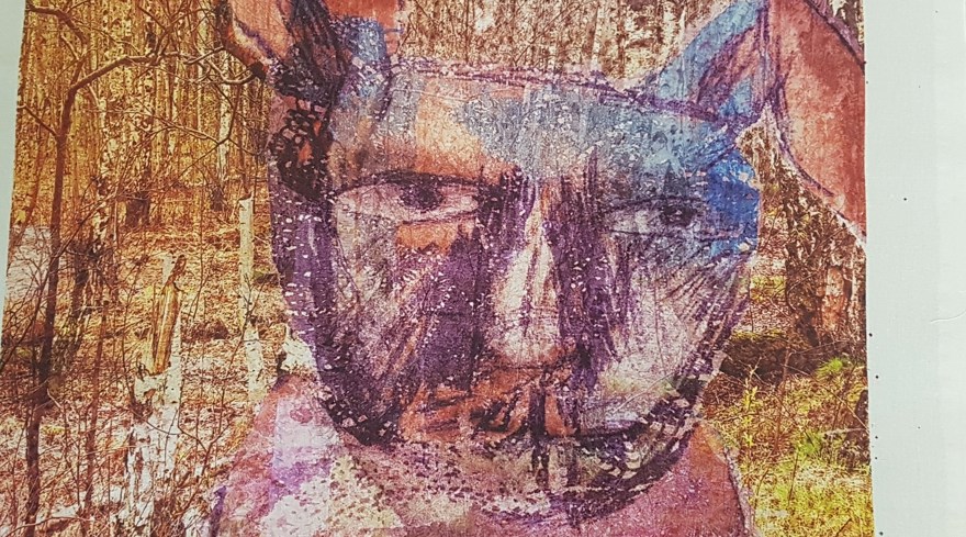 Broderi av en kaninliknande figur mot an bakgrund av skog