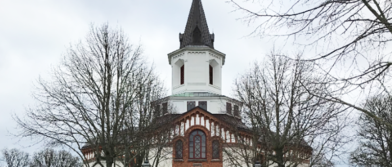 Håle täng är en vit byggnad med svart tak och ett torn.