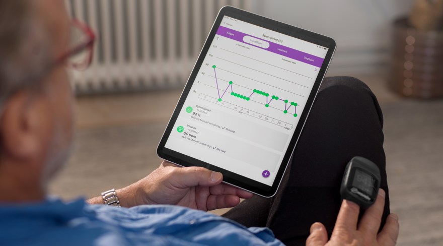 En man egenmonitorerar sin syremättnad i hemmet.