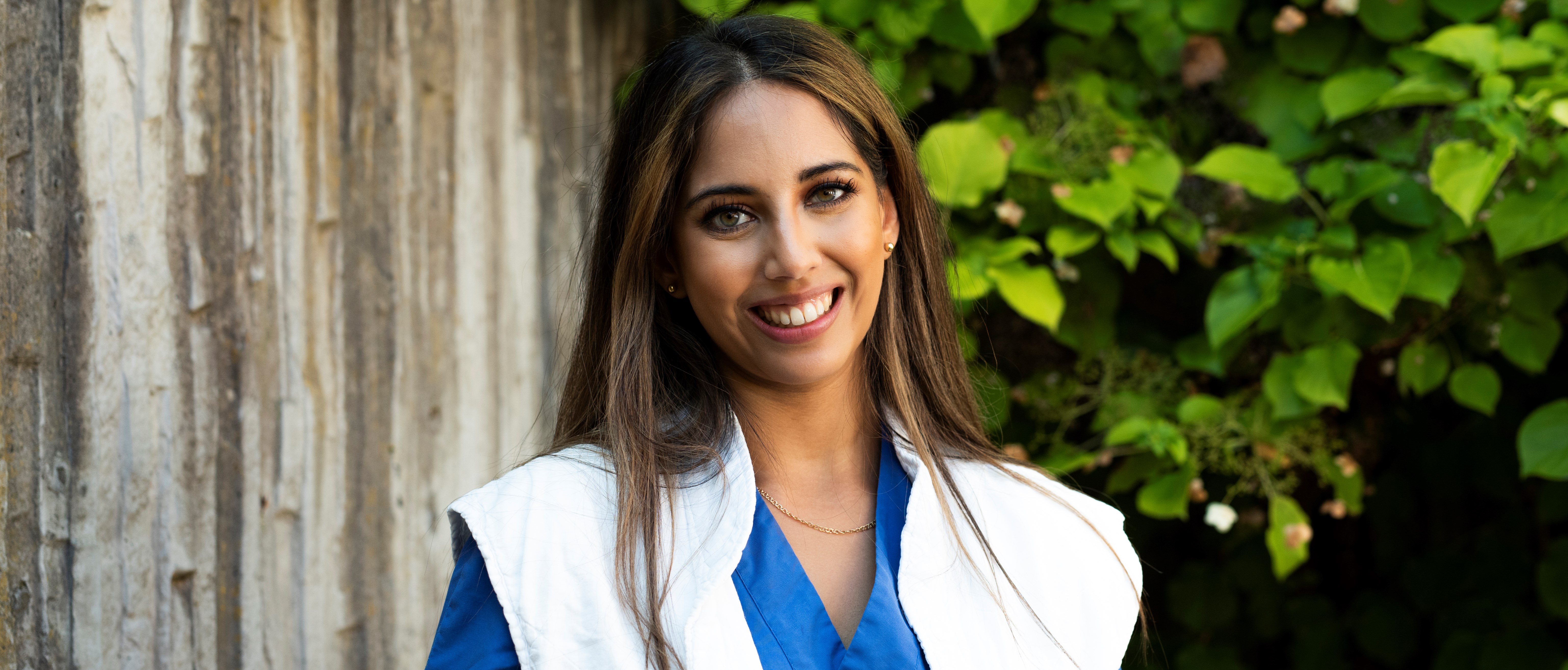 Nilufar Hathalia Shastavari iförd arbetskläder utomhus