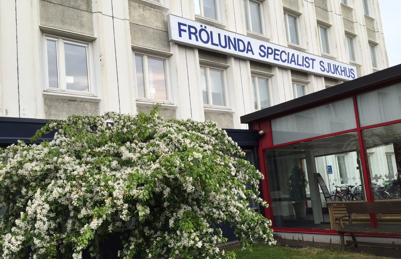 Fasaden och del av ingången till Frölunda Specialistsjukhus.