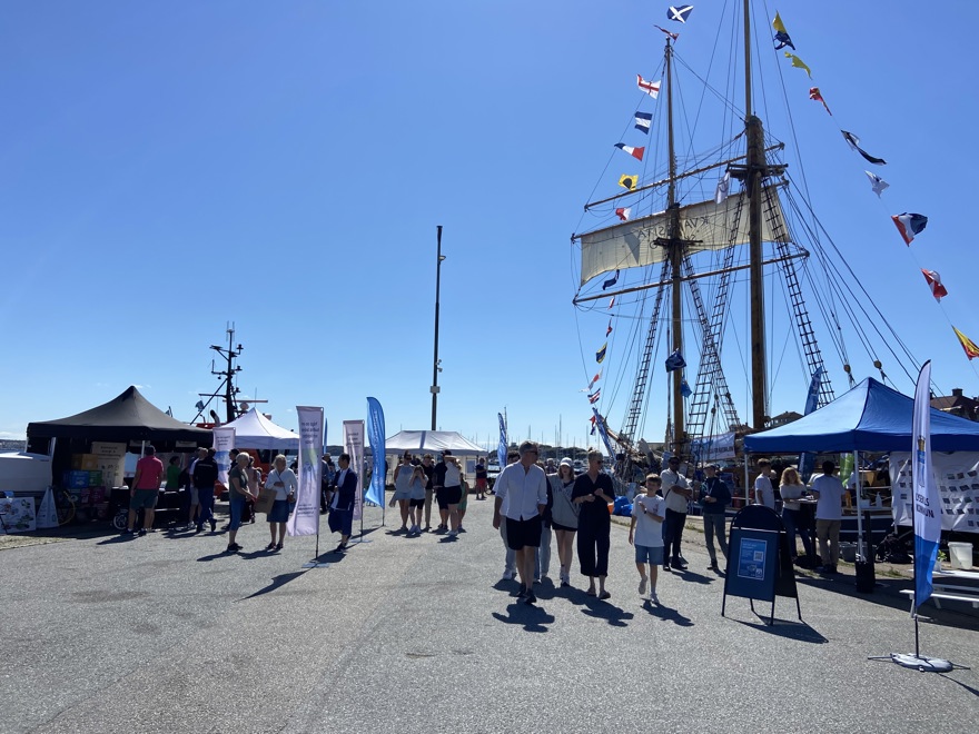 båten kvartsita och tält med människor