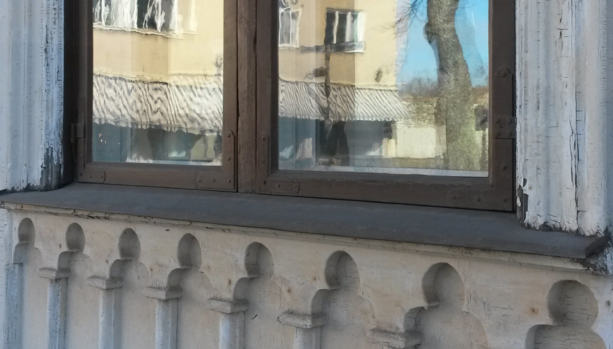 Ett hus speglar sig i ett fönster