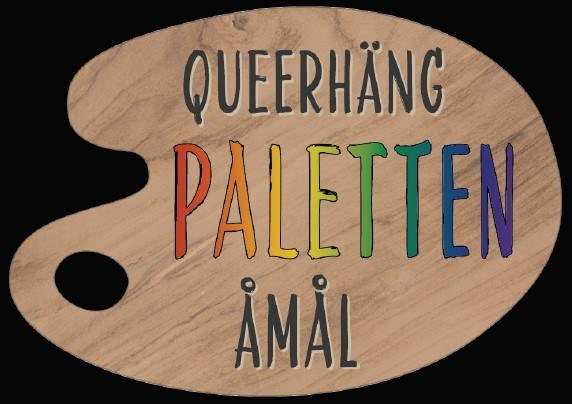 Bild på en tecknad färgpalett i trä med texten QUEERHÄNG PALETTEN ÅMÅL i versaler och bokstäverna i ordet paletten i regnbågsfärger